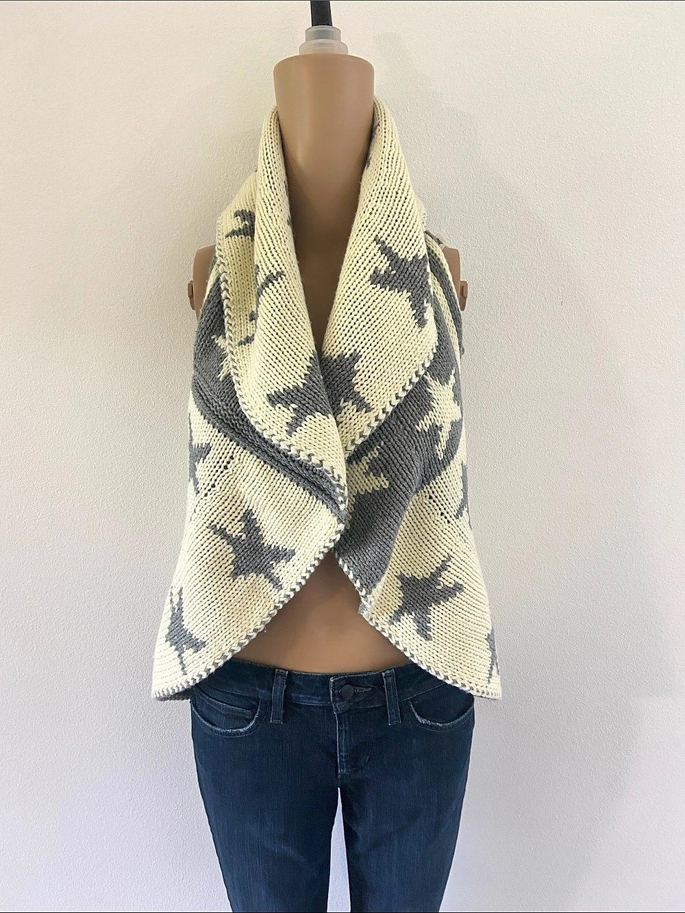 Star Pattern Knit  sweater reversible Gray & Cream vest in good condition.